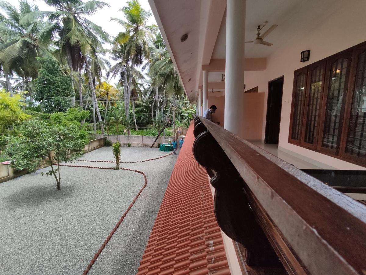 Hotel CocoBeach Kovalam Bagian luar foto