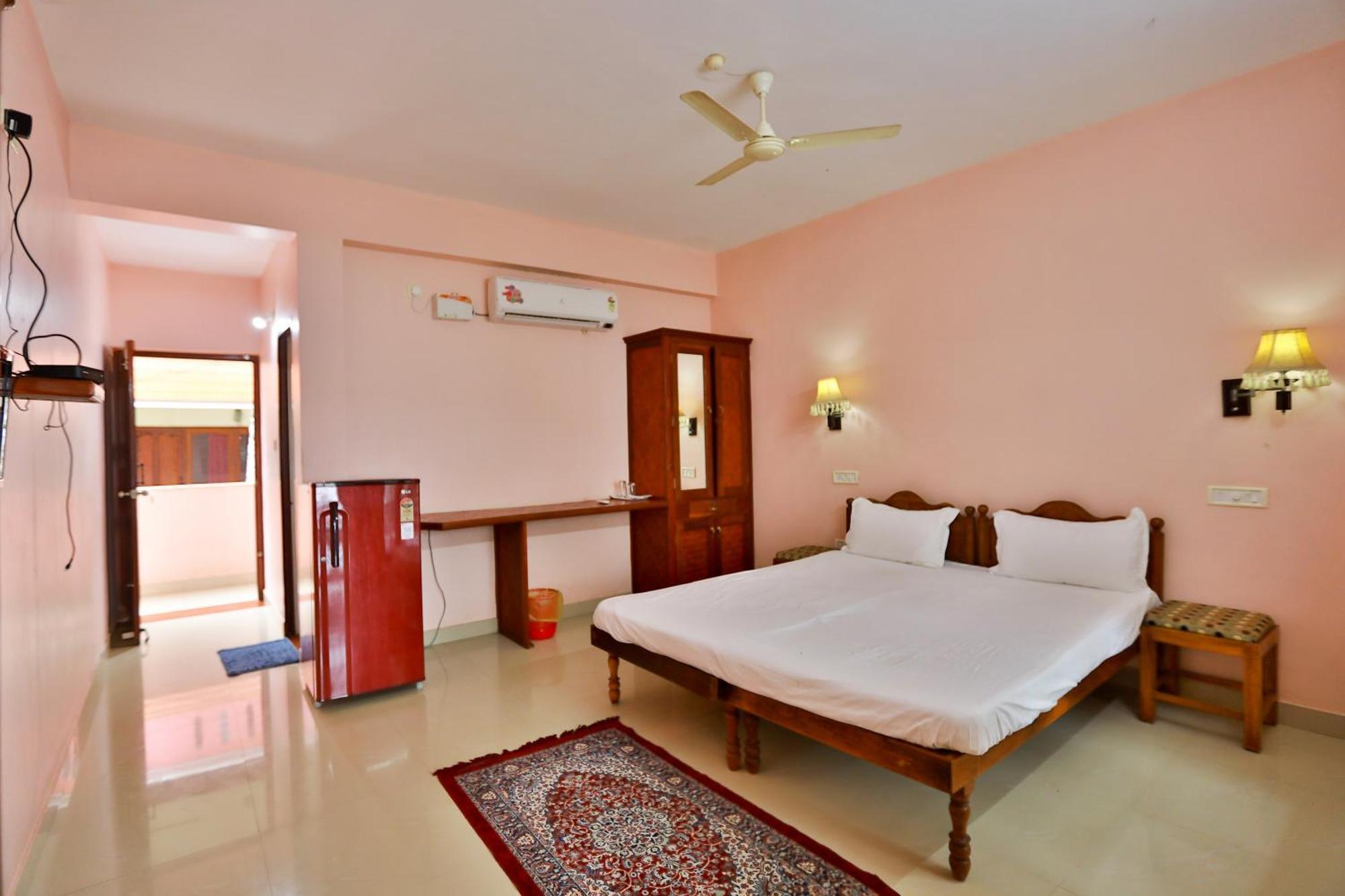 Hotel CocoBeach Kovalam Bagian luar foto